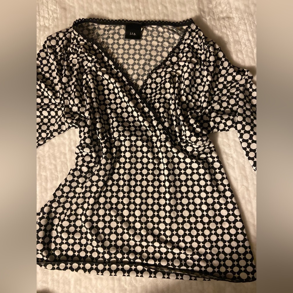 Cute black and white top